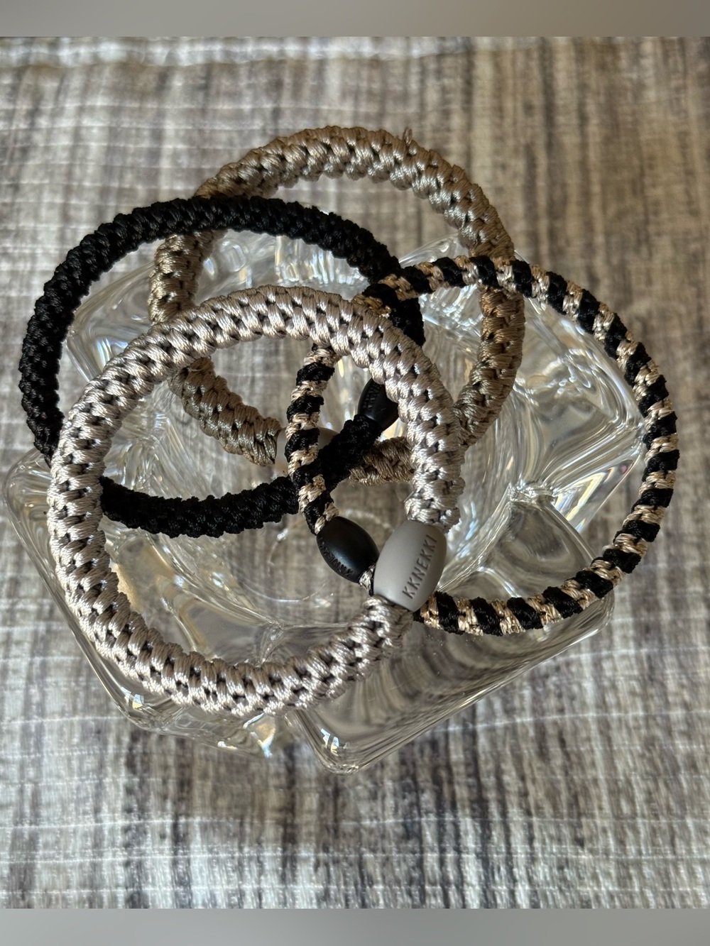 KKNEKKI
Authentic original KKNEKKI
hair ties. Set of 4 (2 slim 2 regular)